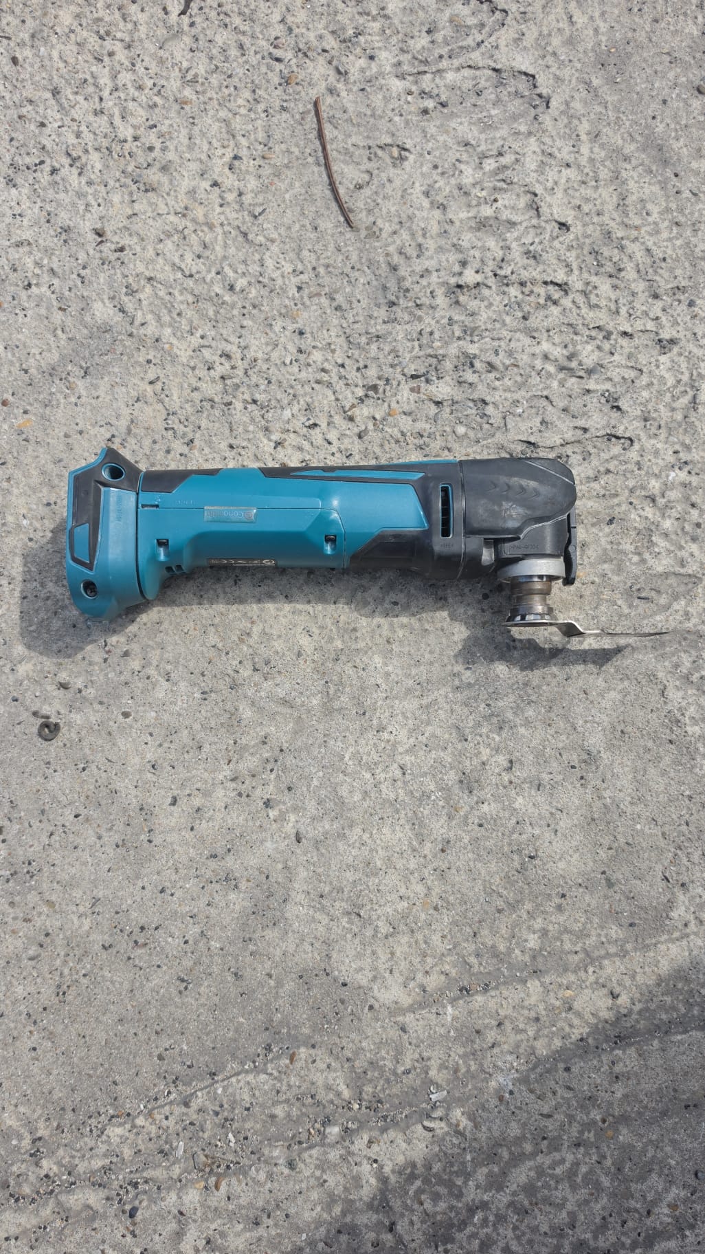 Makita accu-multitool met invalzaagblad.
