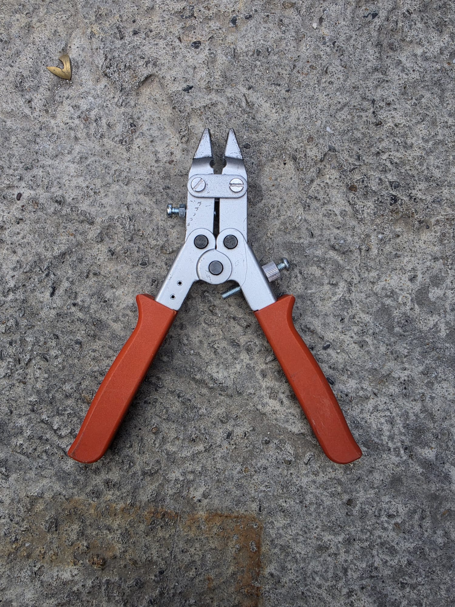 Staaldraad-/kabelkniptang met stelschroef.