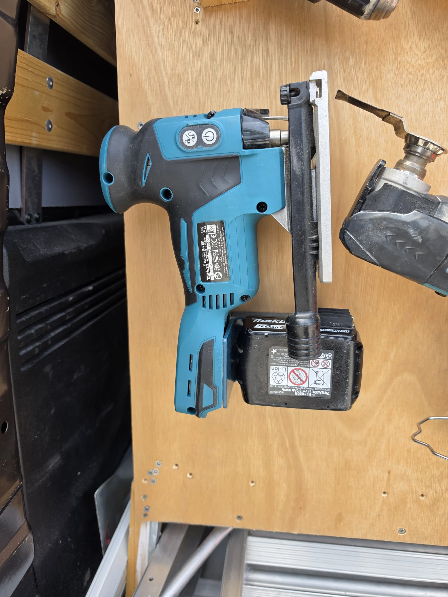 Makita DJV181 accu-decoupeerzaag met 5.0Ah accu.