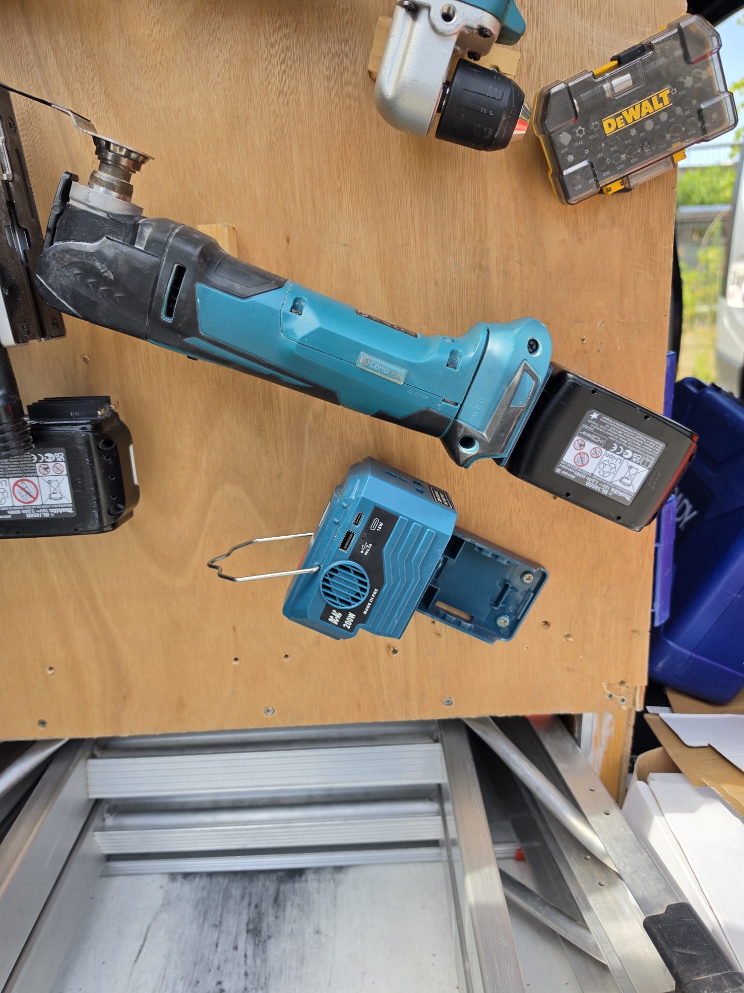 Makita accu USB-/inverter-adapter (~200 W), in de bus.