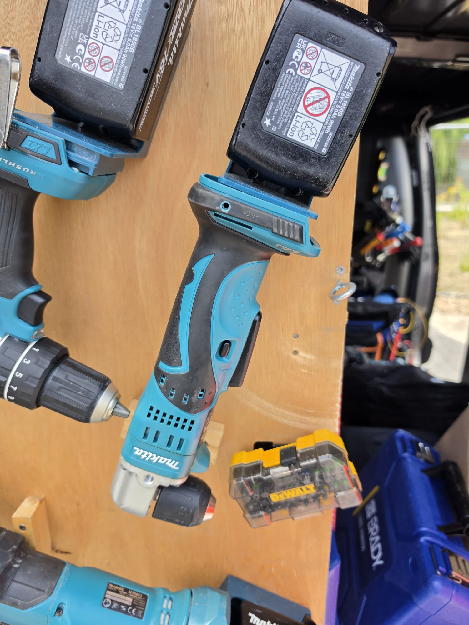 Brady labelprinter (rechtsonder in de bus-overzichtsfoto).