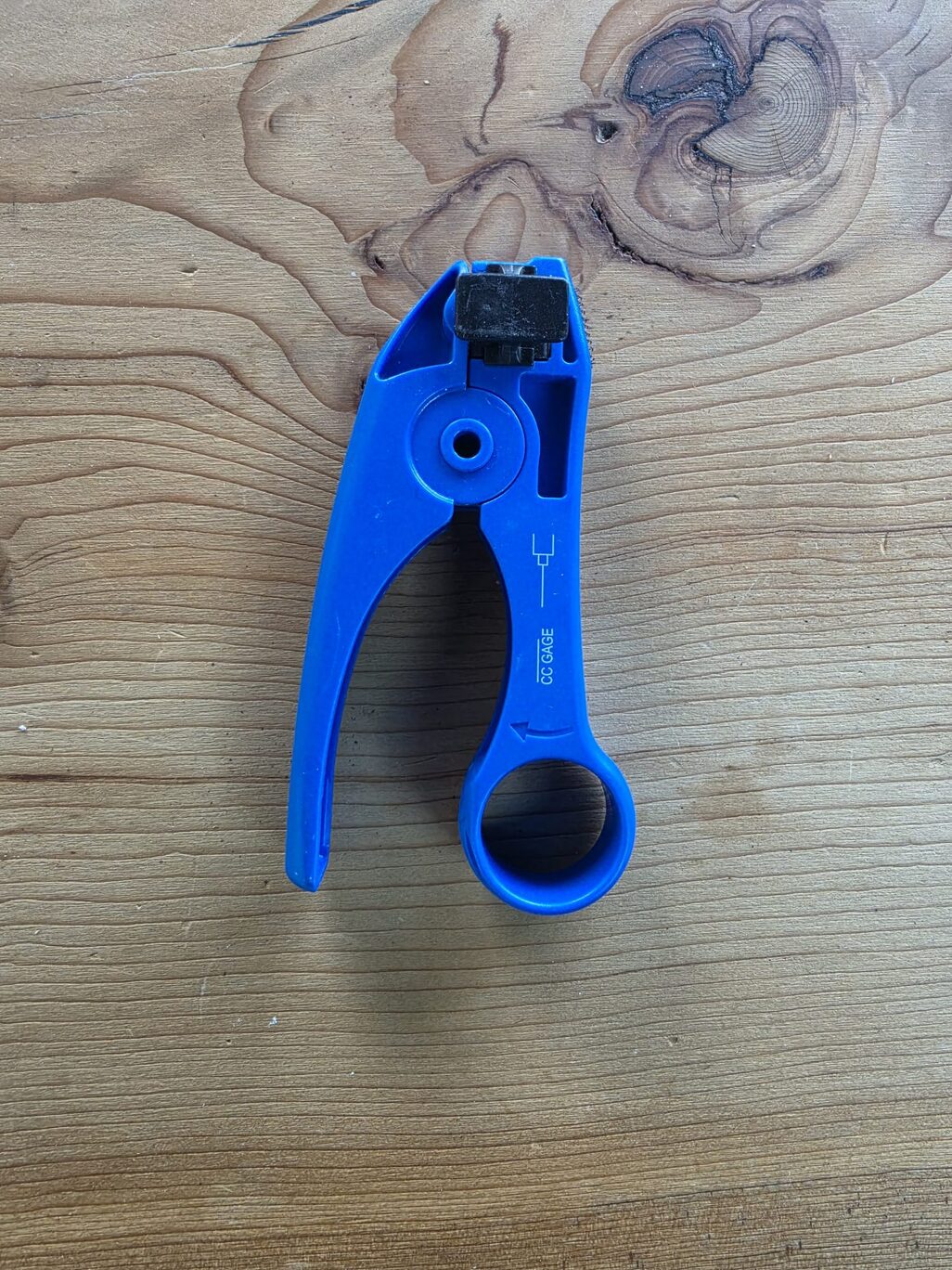 Blauwe coax-striptang met CC-gage.